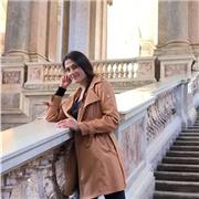 Neolaureata in biologia, specializzata in biologia molecolare e cellulare, impartisce lezioni in aree scientifiche